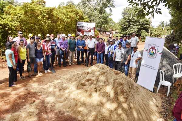 PALADA INICIAL PARA LA CONSTRUCCIÓN DE PAVIMENTO PÉTREO EN CAPITÁN MEZA, POR PARTE DE LA GOBERNACIÓN DE ITAPÚA - Itapúa Noticias