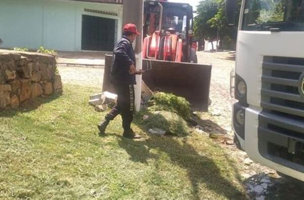 Comuna interviene baldíos y realiza limpieza en barrios | Lambaré Informativo