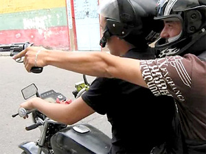 Estudiantes son despojadas de sus útiles y celulares - La Clave