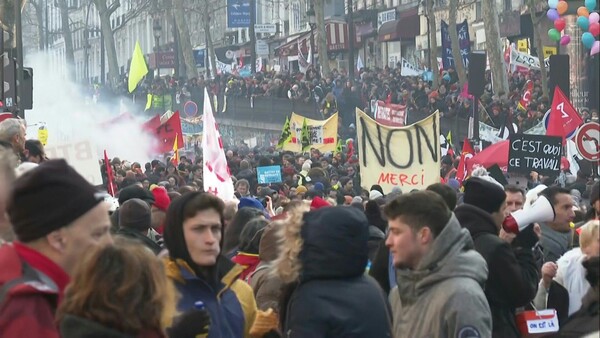 Trabajadores redoblan sus protestas en Francia contra Macron y su reforma jubilatoria - .::Agencia IP::.