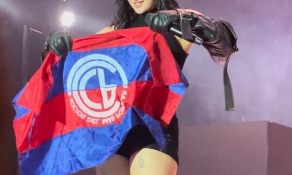 (VIDEO)¡Rosalía habló en guaraní y agarró una bandera de Cerro!