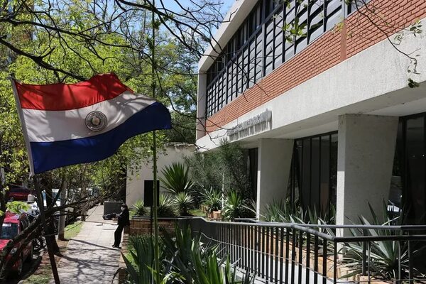 Prohibición para leer en short: Biblioteca Nacional se retracta ante escrache en redes sociales - Nacionales - ABC Color