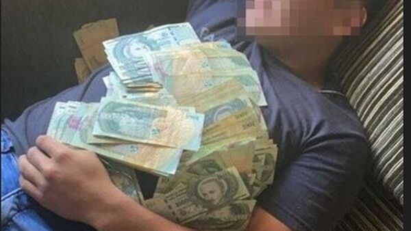 "Se tapa con dinero pero no le da a su hijo para la leche"