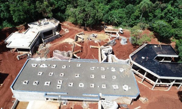 Avanza construcción de nueva zona de exhibición de fauna del Centro Ambiental Tekotopa de ITAIPU