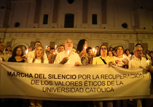 Profesores y estudiantes de la UCA realizan una marcha "silenciosa" exigiendo la desvinculación de un profesor tras un caso de acoso - Revista PLUS