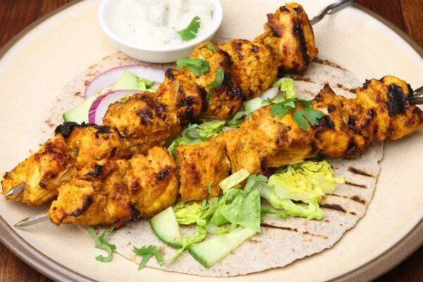 Brochetas de pollo al curry y pimentón con doble aderezo: una delicia - Gastronomía - ABC Color