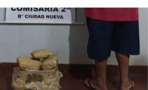 Detenido cuando caminaba por la calle llevando panes de marihuana