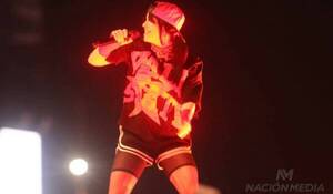 [VIDEO] Una "ura" dejó preocupada a cantante yanqui en pleno show en Paraguay
