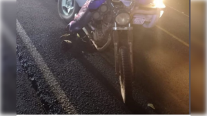 Mecánico salió a probar camioneta y chocó y mató a dos motocas