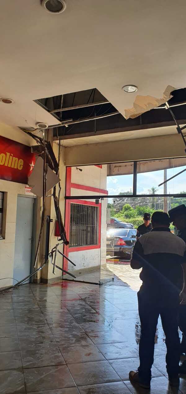 Techo se vino abajo e hirió a una mujer en un local comercial