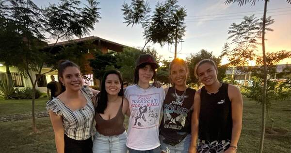 La Nación / Viral: Billie Eilish jugó “frisbee” con un grupo de paraguayas