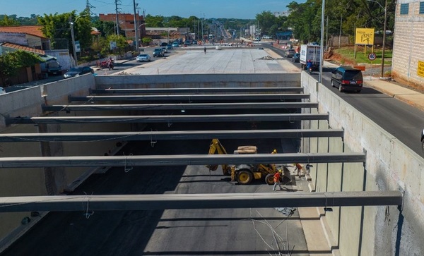 Diario HOY | Colocan última capa de asfalto en Tres Bocas, cuyas obras siguen sin terminar