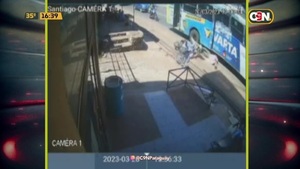 Bajaba del bus y le chocó una moto - C9N