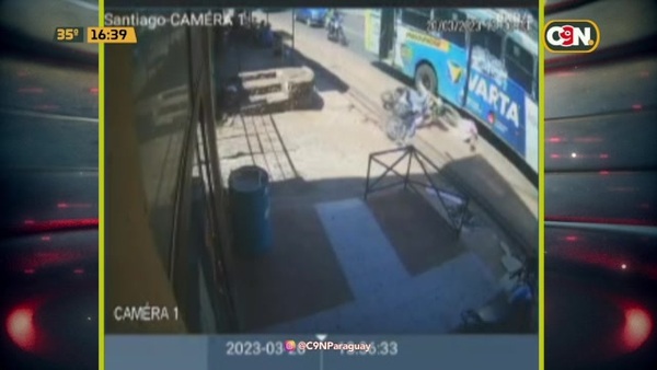 Bajaba del bus y le chocó una moto - C9N