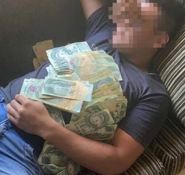 "Postea fotos tapándose con dinero, pero no pasa ni para la leche de su hijo"