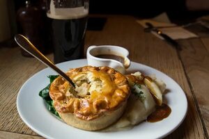 Chicken pie al estilo británico, una tarta de pollo muy sabrosa - Gastronomía - ABC Color