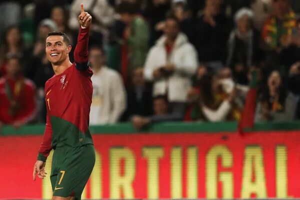 Doblete y nuevo récord de Cristiano en el debut de Martínez con Portugal - Fútbol Internacional - ABC Color
