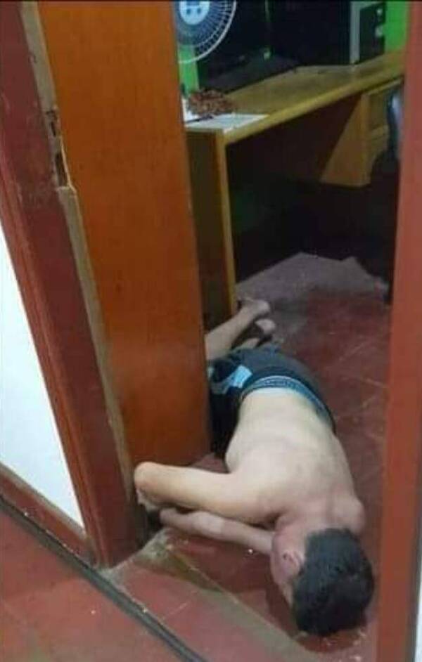 Debía hacer guardia pero lo encontraron durmiendo en el piso todo "enlatado"