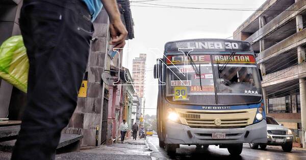 La Nación / Personas con discapacidad denuncian que son obligadas a pagar pasajes