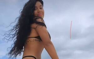 La modelo jinetera llega a la playa en pleno otoño