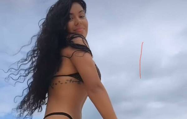 La modelo jinetera llega a la playa en pleno otoño
