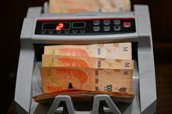 Diario HOY | Argentina lanza canje de bonos de empresas públicas ante escasez de divisas