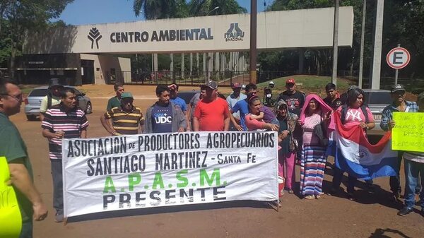 Productores protestan por exclusión y falta de transparencia en adjudicación de pozos - ABC en el Este - ABC Color