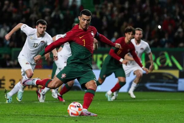 CR7 celebra nuevo récord con un doblete - Fútbol Internacional - ABC Color