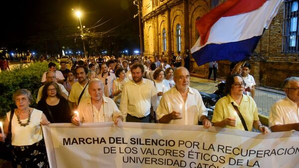 UC: Permiso que otorgan a Kriskovich genera críticas y urgen desvinculación