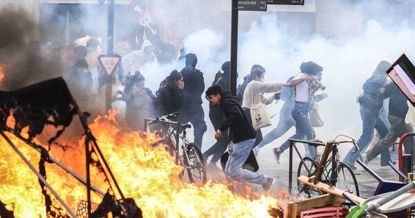 La Nación / Francia: protestas contra reforma pensional dejan 457 detenidos