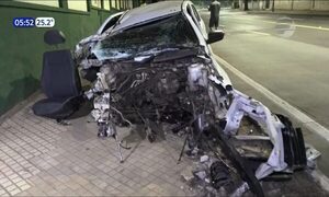 Vehículo volcó y chocó en Asunción | Telefuturo
