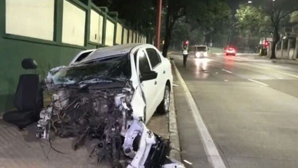 Auto perdió la rueda, el motor y la caja en accidente