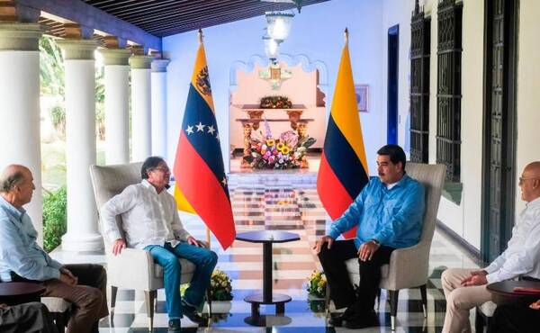 Maduro y Petro volvieron a analizar el estado de las relaciones bilaterales - .::Agencia IP::.