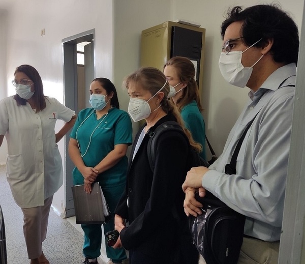 Diario HOY | Expertos de EEUU visitan el hospital de Barrio Obrero por chikunguña