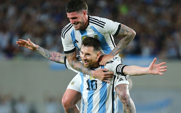 Messi marca golazo de tiro libre en festejo albiceleste - La Prensa Futbolera