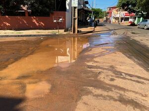 Comuna sanciona a aguatera por destruir nuevo asfaltado en el barrio Santa Ana - La Clave