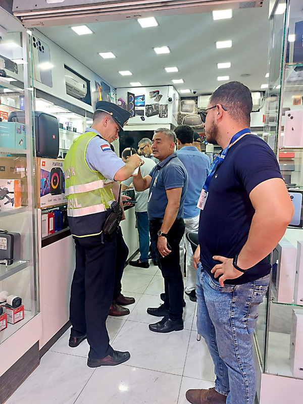 Pese a férreos “controles” vuelven a estafar a turista en el centro de CDE - La Clave