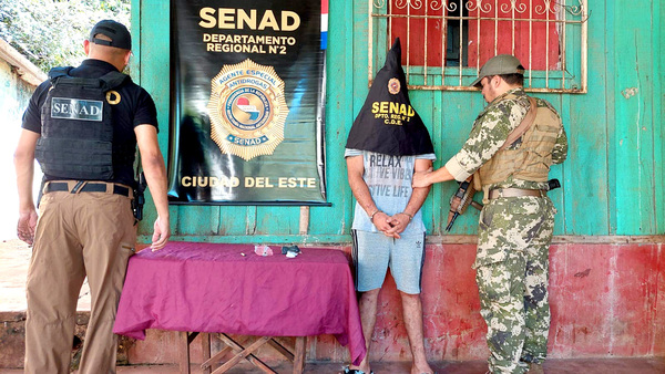 Detienen a presunto distribuidor de drogas durante allanamiento - La Clave