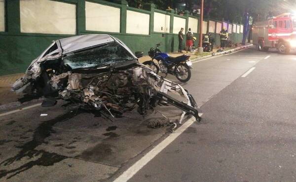 Auto quedó destrozado: “Súper hombre y súper chica” se salvaron de milagro