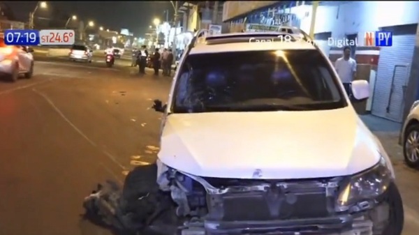 Vehículo llantó en plena marcha y ocasionó un accidente - Noticias Paraguay
