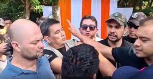 Pedro Acuña escupe a contribuyente