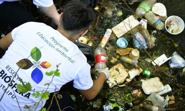 Binacional impulsa limpieza del arroyo Hu´i Rupa y minga ambiental en barrios de Hernandarias