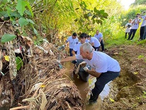 Limpian el emblemático arroyo Hu’i Rupa de Hernandarias | DIARIO PRIMERA PLANA