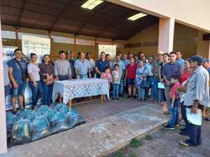 GOBERNACION ENTREGA SEMILLAS DE HORTICULTURA A PEQUEÑOS PRODUCTORES - Itapúa Noticias
