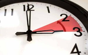 ¡A no olvidar! El domingo se atrasa la hora – Prensa 5