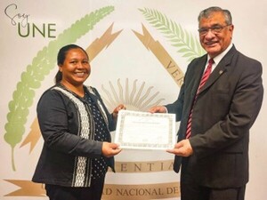 Primera enfermera nativa egresada de la FACISA-UNE recibe su título
