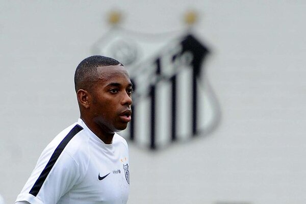Justicia brasileña determina incautación de pasaporte de Robinho