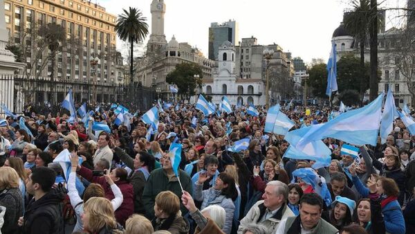 Argentinos marchan a las plazas para decir "Nunca más"