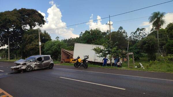 Brutal accidente entre un camión y un auto sobre ruta PY01