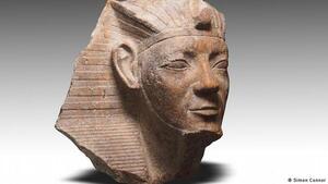 Arqueólogos hallan en Egipto la base de la estatua de Ramsés II y una esfinge en su honor
